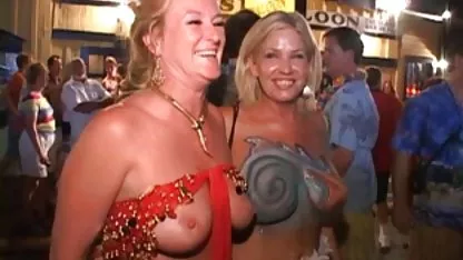 Hot flotter Dreier auf dem Bett kostenlose pornos im freien
