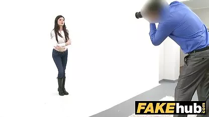 - freie kostenlose pornofilme Nerdy teenager auf Knie-Socken wird gefickt